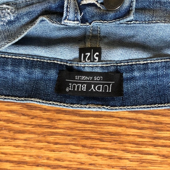 Pair of UO distressed jeans - Picture 2 of 3